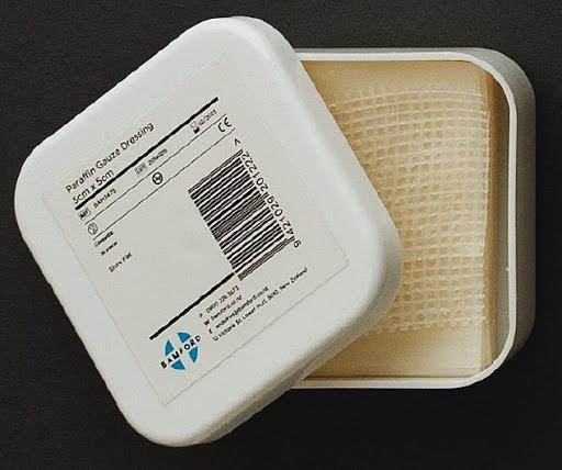 Bamford Paraffin Dressing. 5x5cm Tin 36 - Corner Pharmacy